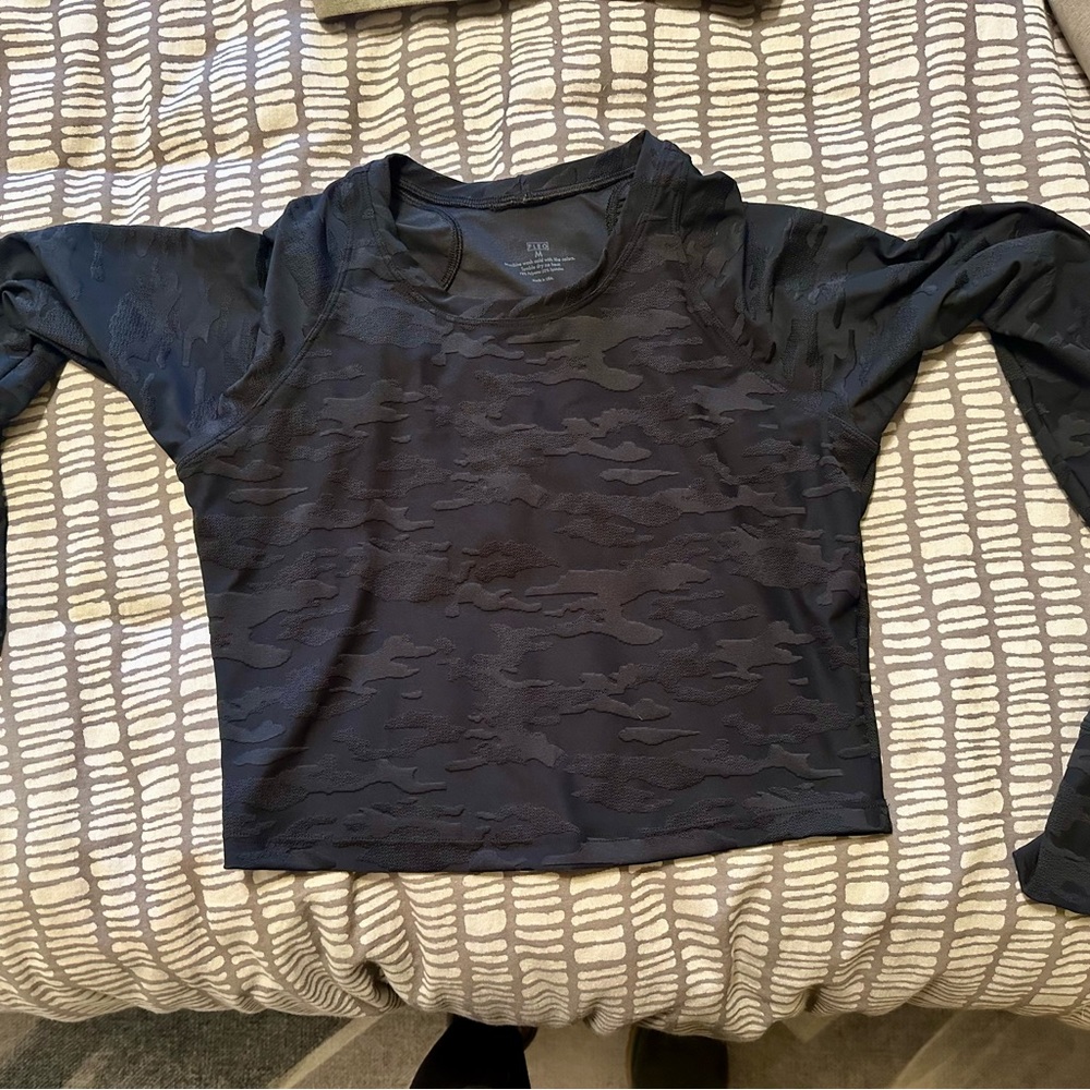 Fleo foundation crop worn once, washed and hung to try.